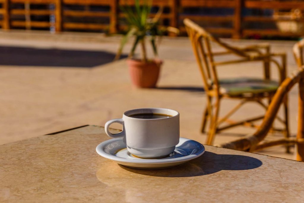 café en una mesa de la terraza de una cafetería