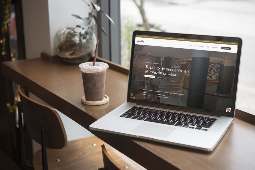 página web de café ankara en una mesa de la cafetería
