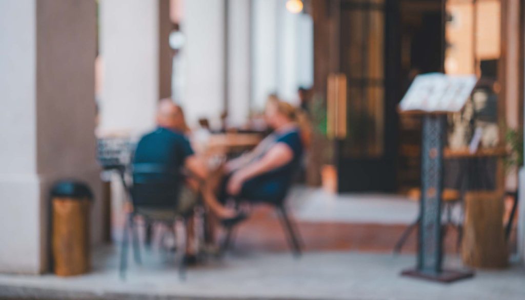 hombre y mujer en la terraza de una cafetería en Aspe